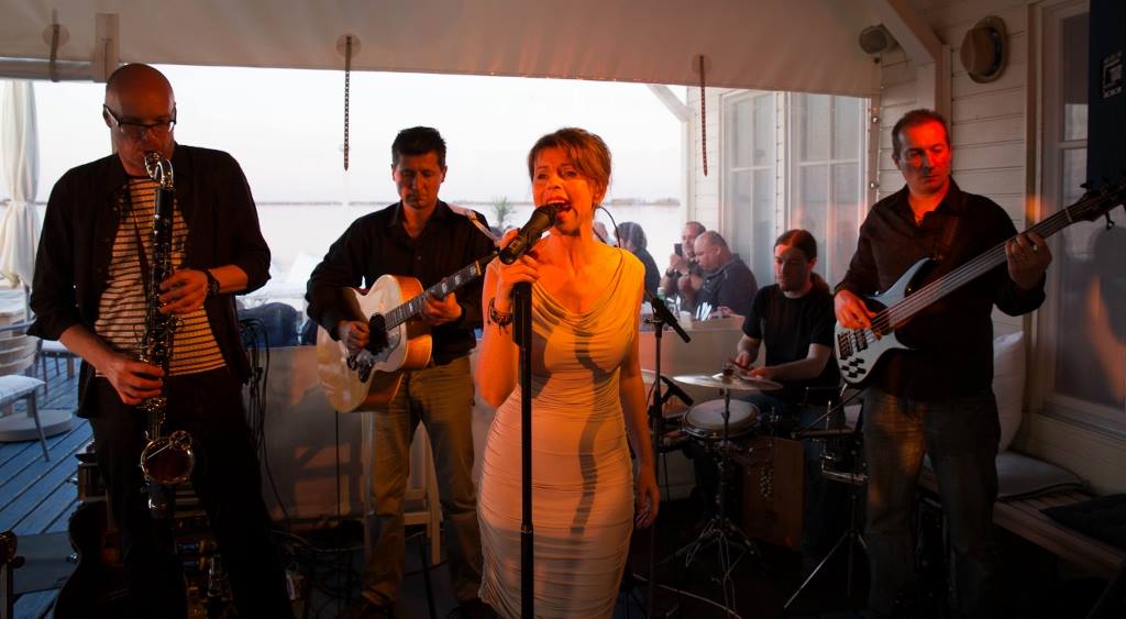 Anna Tendera performing at Haus im See