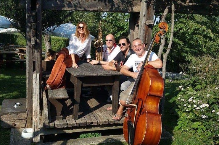 Anna Tendera performing at a Heuriger in Perchtoldsdorf